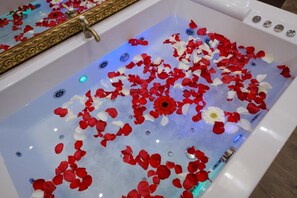 Private spa tub - Central Business Suites with Hot Jacuzzi (Belgrade)