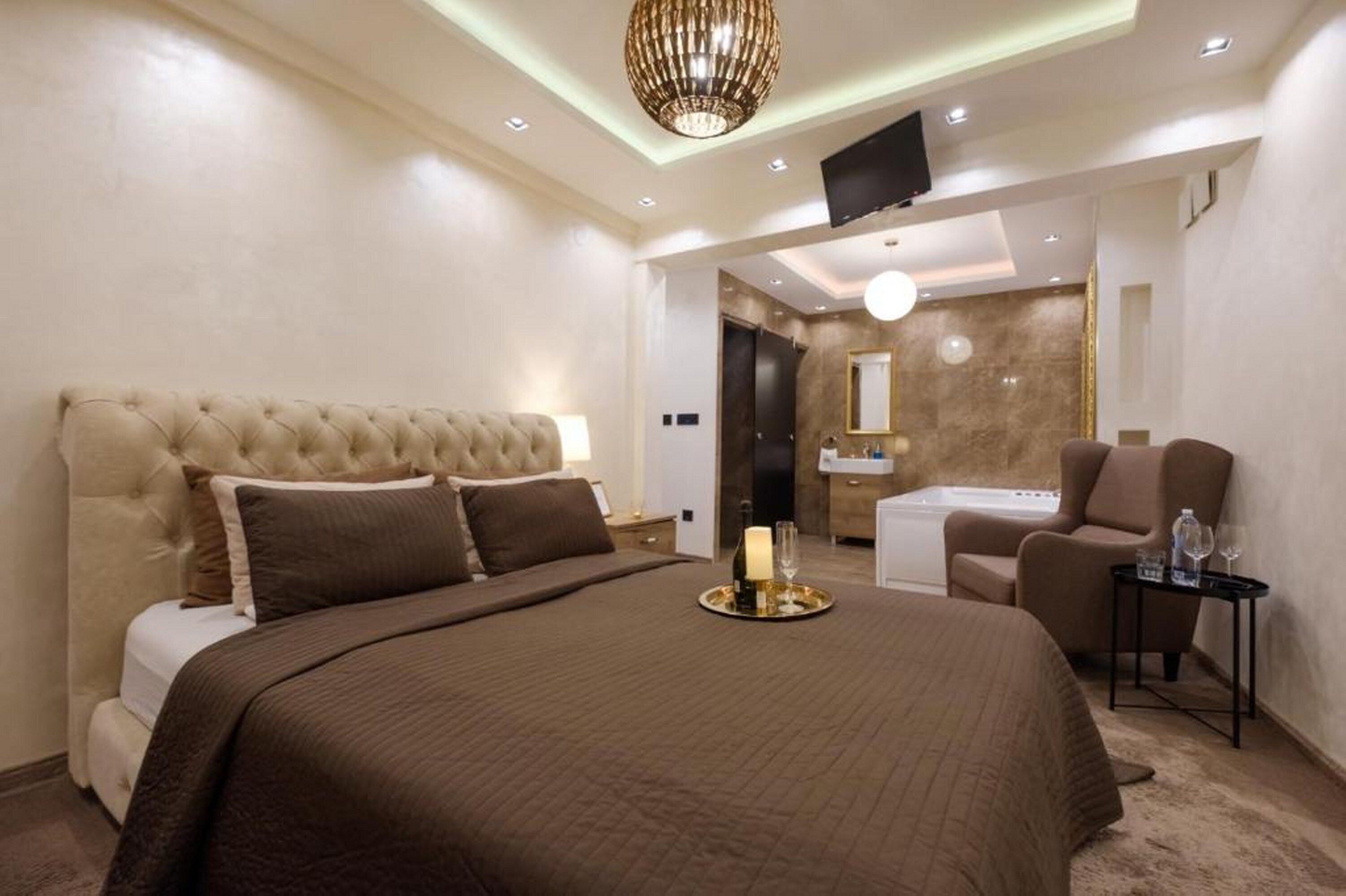 1 bedroom, Egyptian cotton sheets, premium bedding, desk