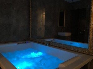 Indoor spa tub - Central Business Suites with Hot Jacuzzi (Belgrade)