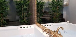 Jetted bathtub - Central Business Suites with Hot Jacuzzi (Belgrade)