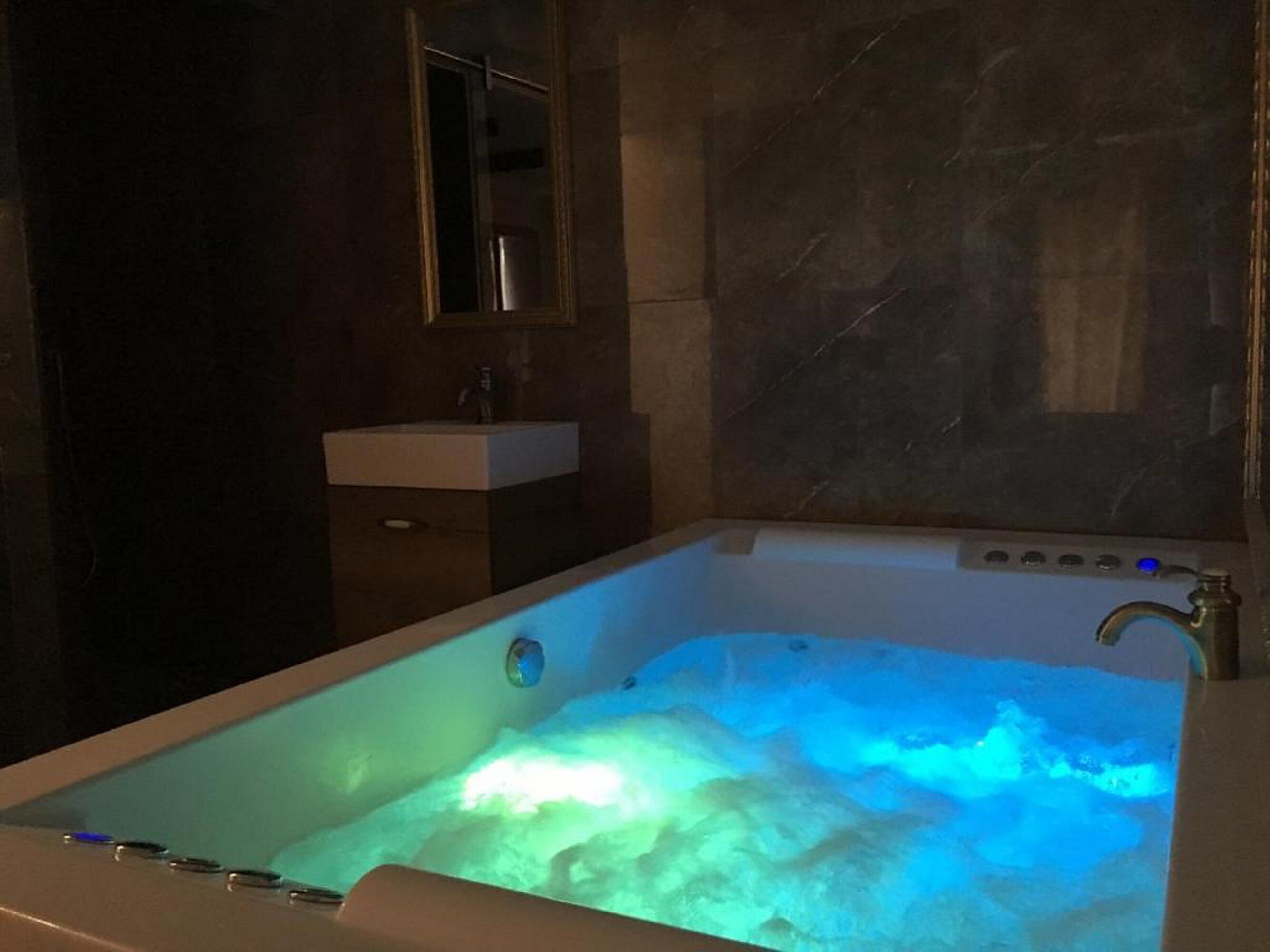 Private spa tub