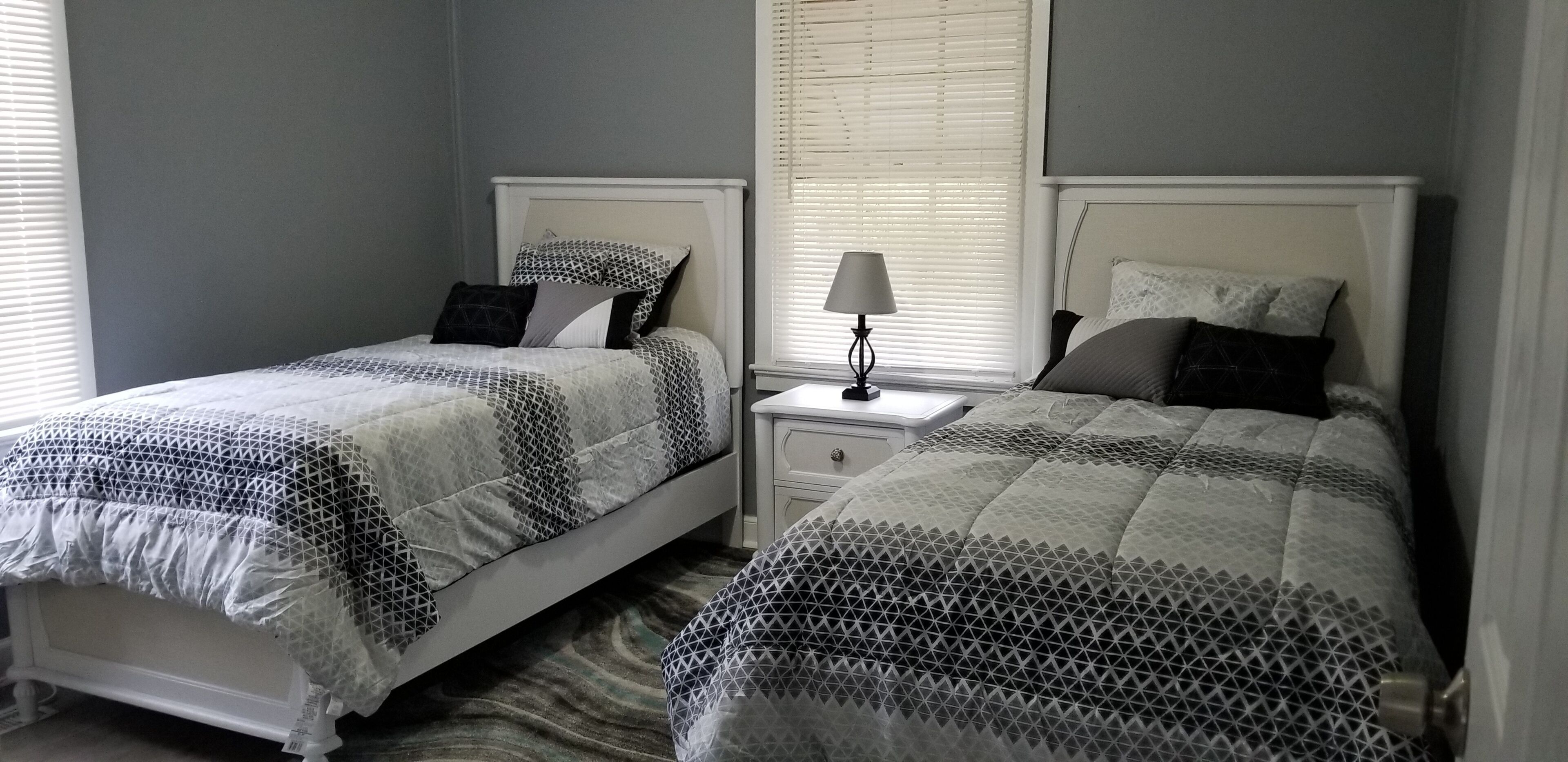 3 عدّة غرف نوم ومكواة/لوح كي وواي فاي وملاءات أسرّة