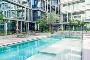 Outdoor pool - HiGuests - City Walk B3 (Dubai)