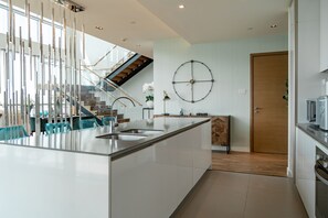 Premium Apartment | Private kitchen | Fridge, microwave, oven, stovetop - HiGuests - City Walk B3 (Dubai)