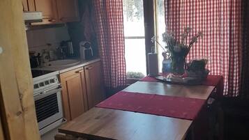 Cabaña, 1 habitación | Cocina privada | Refrigerador, microondas, horno y parrilla de estufa