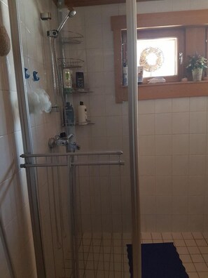 Cabaña, 1 habitación | Baño | Regadera, secadora de cabello, toallas 