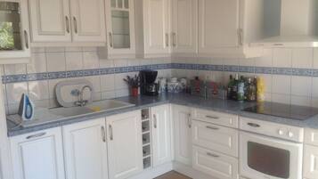 JÀÀkaappi, mikroaaltouuni, uuni, liesi