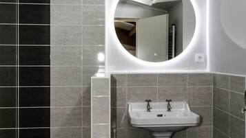 Douche, sĂšche-cheveux, serviettes fournies, savon