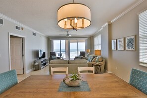 콘도, 침실 3개 | 다이닝