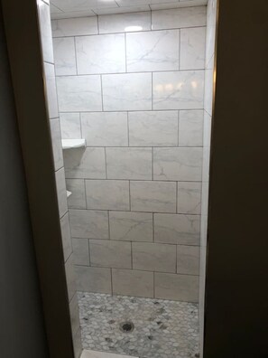 Douche, sèche-cheveux, serviettes fournies, savon