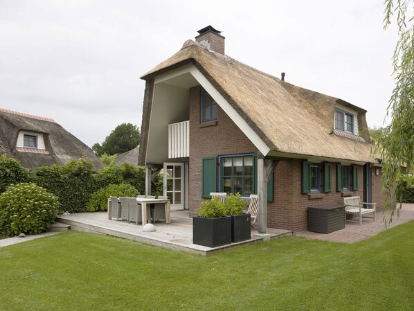 Exterior - Stylish Thatched Villa with 2 Bathrooms near Giethoorn (Wanneperveen)
