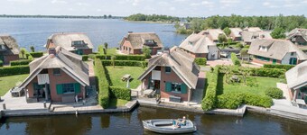 Stylish Thatched Villa with 2 Bathrooms near Giethoorn