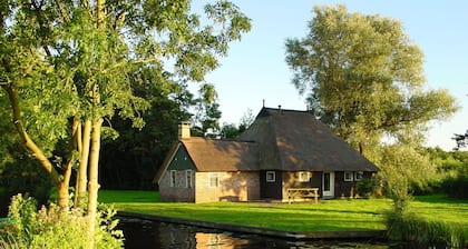 Stylish Thatched Villa with 2 Bathrooms near Giethoorn