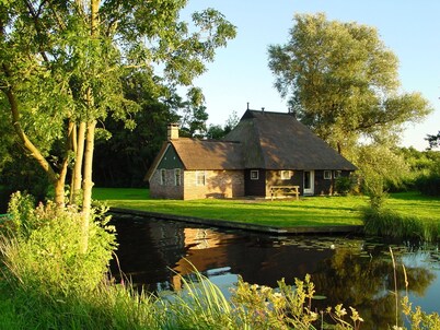 Stylish Thatched Villa with 2 Bathrooms near Giethoorn