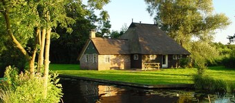 Stylish Thatched Villa with 2 Bathrooms near Giethoorn