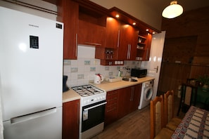 Appartement | Cuisine privée | Réfrigérateur, four à micro-ondes, un four, surface de cuisson
