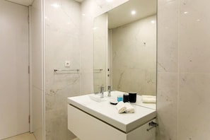 Dusj, hårføner, håndklær og såpe