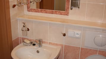 Apartamento | Banheiro | Chuveiro, secador de cabelo, chinelos, toalhas de banho