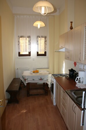 Apartment | Eigene Küche | Kühlschrank, Mikrowelle, Ofen, Herdplatte