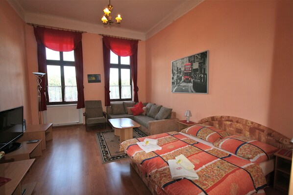 Huoneisto | 2 makuuhuonetta, tallelokero huoneessa, silitysrauta/-lauta