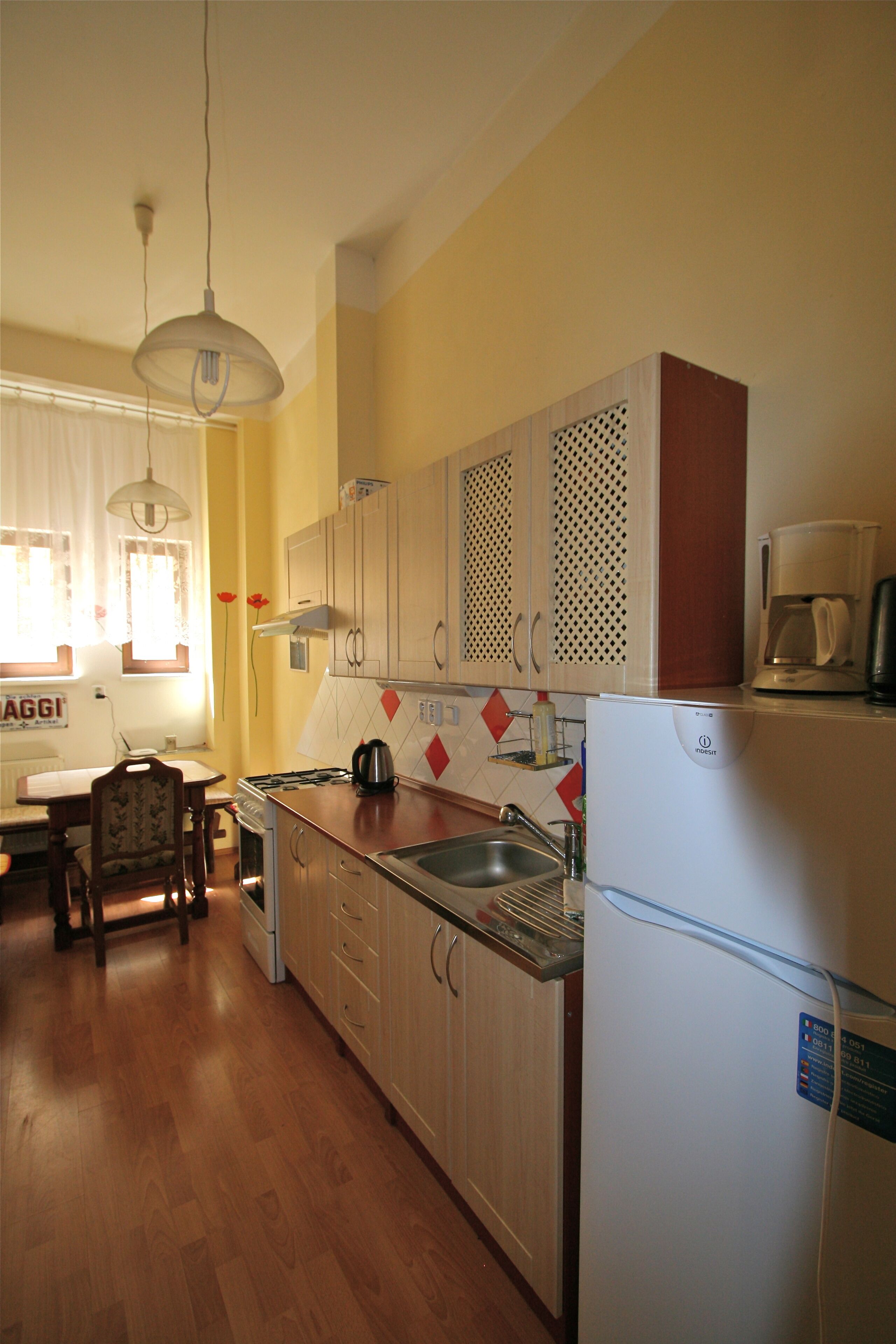 Apartamento | Cocina privada | Frigorífico, microondas, horno y placa de cocina