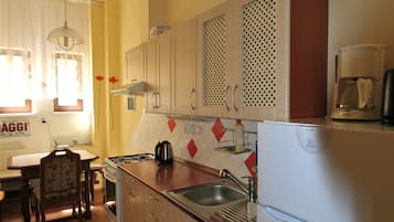 Apartamento | Cozinha privada | Geladeira, micro-ondas, fogão, cooktop