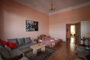 Huoneisto | 2 makuuhuonetta, tallelokero huoneessa, silitysrauta/-lauta