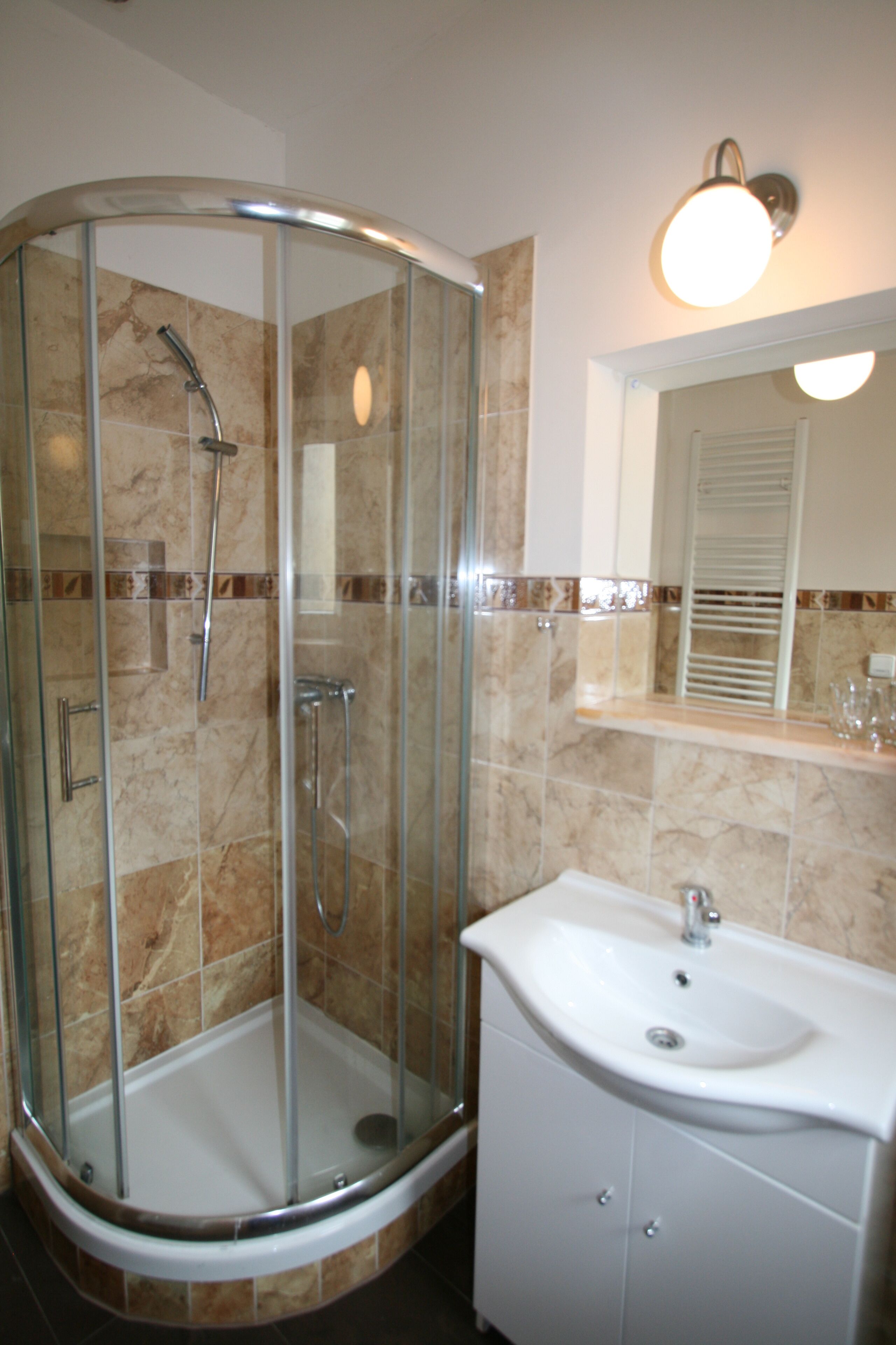 Apartment | Bathroom | Shower, hair dryer, slippers, bidet