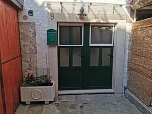 Apartment, 2 Bedrooms, Smoking, Mountain View | Property entrance