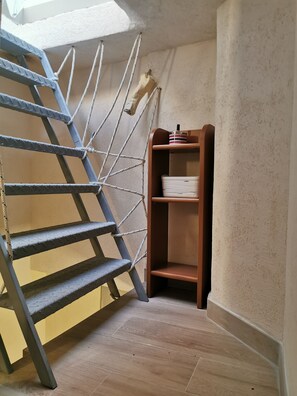 Apartment, 2 Bedrooms, Smoking, Mountain View | Hallway