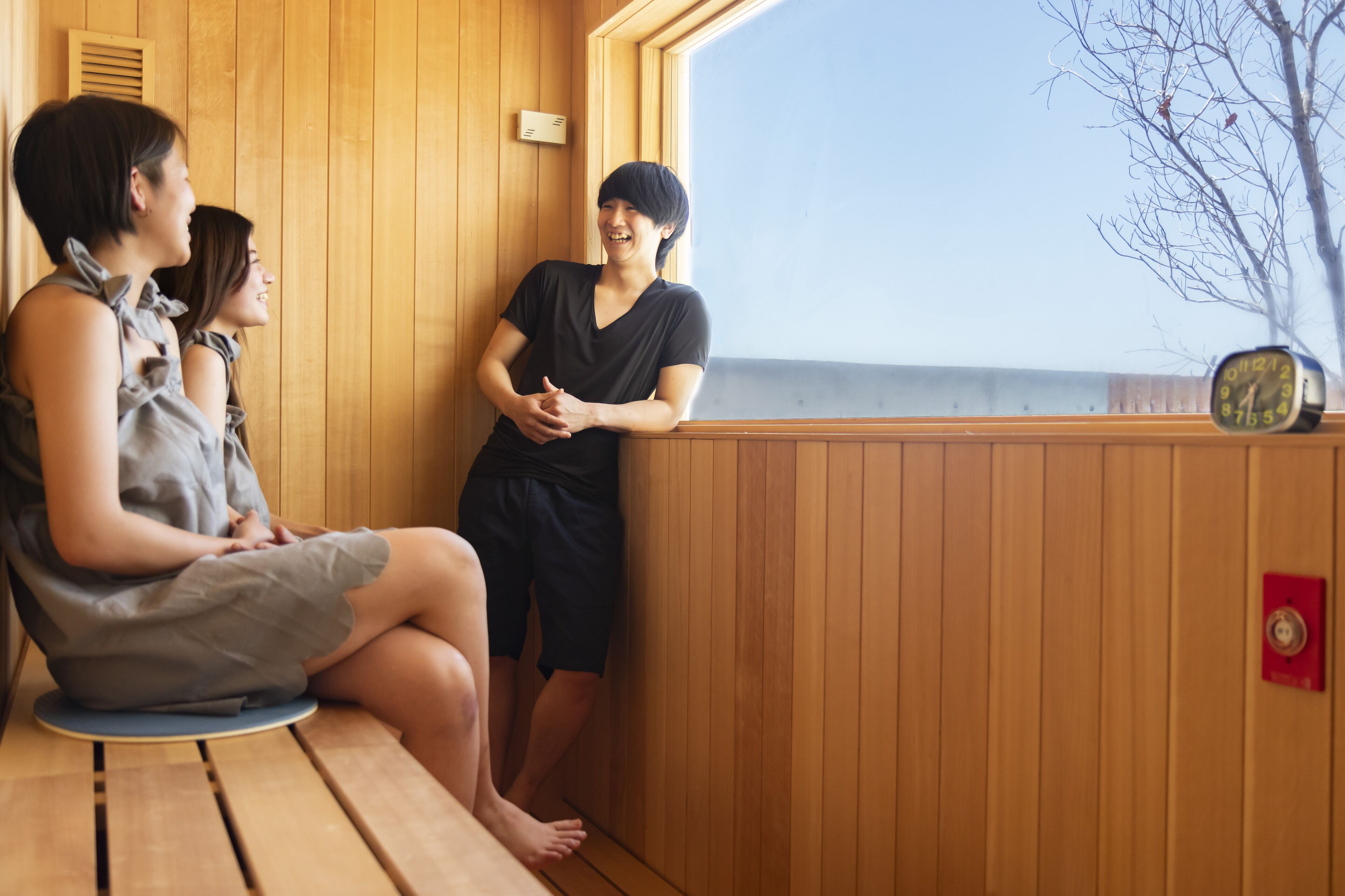 Un interno in legno con una panca e una finestra.