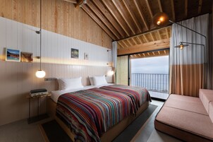 羽毛の掛け布団、セーフティボックス (室内)、客室ごとに異なる装飾、客室ごとに異なるインテリア