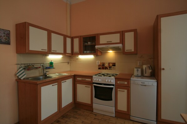 Apartment | Eigene Kochnische | Großer Kühlschrank, Mikrowelle, Ofen, Herdplatte