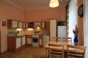 Apartment | Eigene Kochnische | Großer Kühlschrank, Mikrowelle, Ofen, Herdplatte