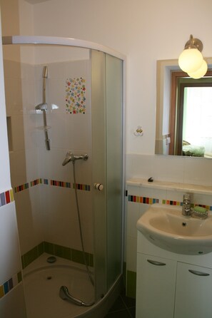 Apartment | Badezimmer | Dusche, Haartrockner, Hausschuhe, Handtücher