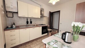 Frigorifero, forno, piano cottura, bollitore elettrico