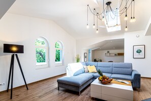 Huoneisto | Olohuone | 40–tuumainen taulutelevisio, jossa satelliittikanavat