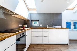 Refrigerador, horno, placa de cocina, lavavajillas