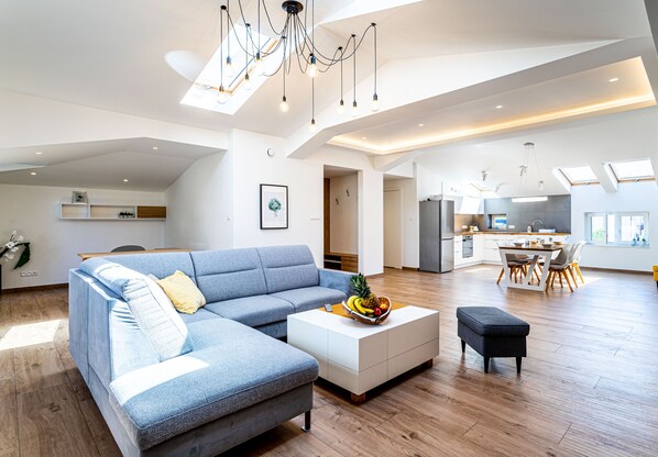 Huoneisto | Olohuone | 40–tuumainen taulutelevisio, jossa satelliittikanavat