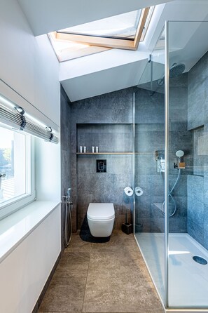Apartment | Bathroom | Shower, hair dryer, towels, shampoo - Victus Apartamenty - Elita (Sopot)