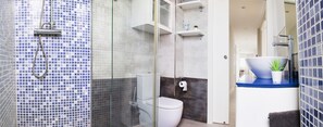 Bathtub, hair dryer, towels, toilet paper