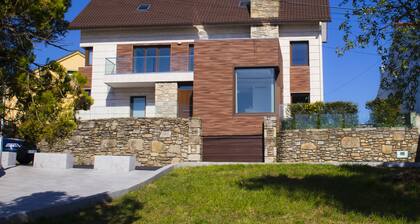 FEITIĂA HOUSE: modern and functional sea views