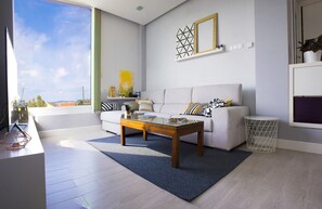 Una Smart TV, una chimenea, un futbolín, libros