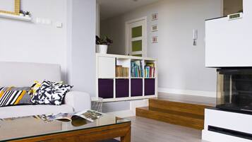 Smart-TV, Kamin, Tischfußball, Bücher