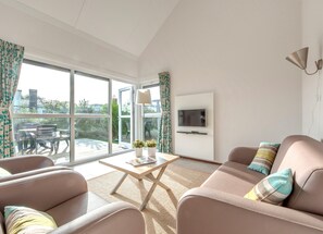 House | Living room | TV - Detached Single Story Holiday Home Near the Sea (Ouddorp)