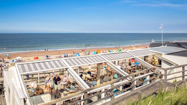 Ein Restaurant am Strand mit Außenbereich und Meerblick.