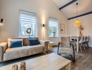 Living room - Comfortable Bungalow With Dishwasher Near the Beach (Hollum)