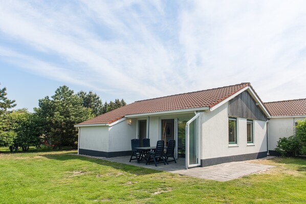 Exterior - Comfortable Bungalow With Dishwasher Near the Beach (Hollum)