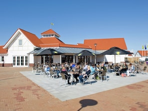 Outdoor dining - Detached Villa With Three Bathrooms Near the Sea (Cadzand-Bad)