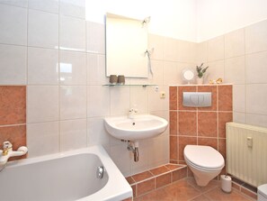 Apartment | Bathroom | Bathtub, hair dryer, towels - Apartment in Mülsen With Balcony, Heating, Garden Furniture (Muelsen)